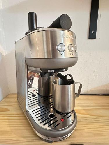 eine Kaffeemaschine auf einer Theke in der Unterkunft Grandma House in Carolina