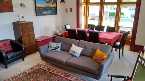 uma sala de estar com um sofá e uma mesa em Collingwood Manor em Nelson