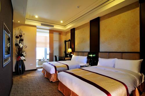 pokój hotelowy z 2 łóżkami w pokoju w obiekcie JinShan Sakura Bay Hot Spring Hotel w mieście Jinshan