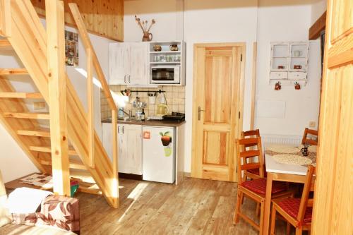 eine Küche mit einem weißen Kühlschrank und einem Tisch in der Unterkunft Apartments Emma in Červená Voda
