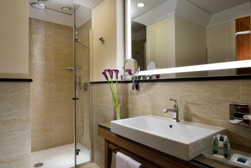 Um banheiro em UNA HOTELS Decò Roma
