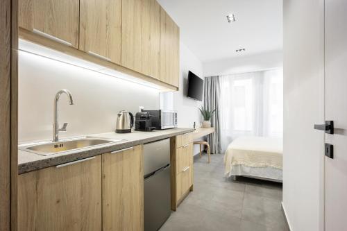 Spacious Studio Syntagma l Worn Building Entrance