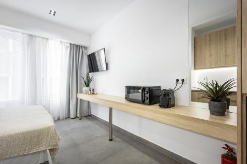Spacious Studio Syntagma l Worn Building Entrance