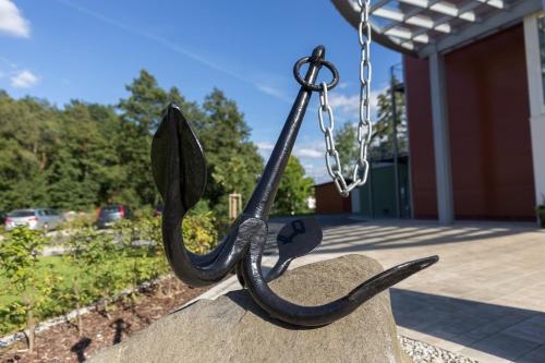a statue of an anchor with a chain at Aribo Hotel in Erbendorf