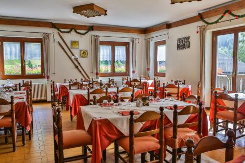 מסעדה או מקום אחר לאכול בו ב-Albergo Rotenthal