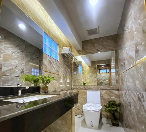 a large bathroom with a sink and a toilet at Lanna Tree Boutique Hotel in Chiang Mai