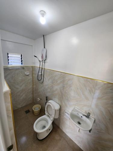 a bathroom with a toilet and a sink at Little Zabina Inn in San Juan