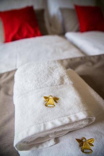 a white towel with three little birds on it at Nebespán in Kašperské Hory