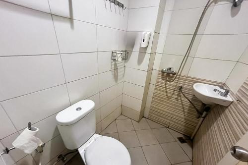 a bathroom with a toilet and a sink at Kostel 99 Pangkal Pinang RedPartner in Pangkal Pinang