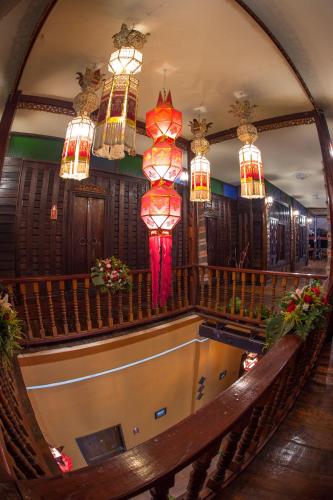 a view of a lobby with chandeliers and a bench at Baan Are Gong Riverside Homestay in Phra Nakhon Si Ayutthaya