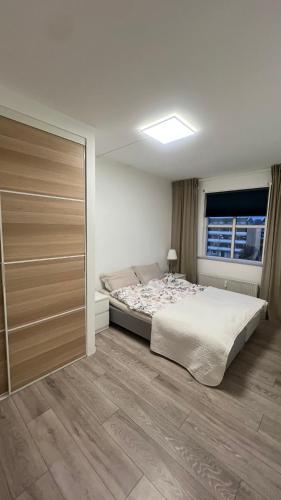 a bedroom with a bed and a large closet at Hyggelig lejlighed tæt på motorvej og Odense Zoo in Odense