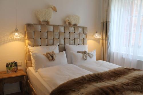 a bedroom with a large bed with stuffed animals on it at Spreewaldresort Seinerzeit in Schlepzig
