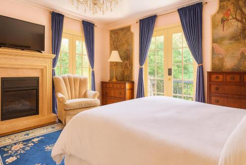 a bedroom with a bed and a fireplace at Luxurious Hollywood Homestay in Los Angeles