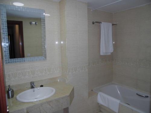 y baño con lavabo y bañera. en Residencial Torre Bermeja, en Estepona