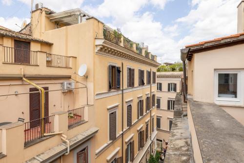 Piazza Navona Rooftop Retreat B