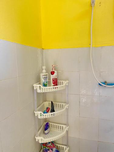 un bagno con mensole bianche e doccia di Pakse Chill Hostel a Pakse