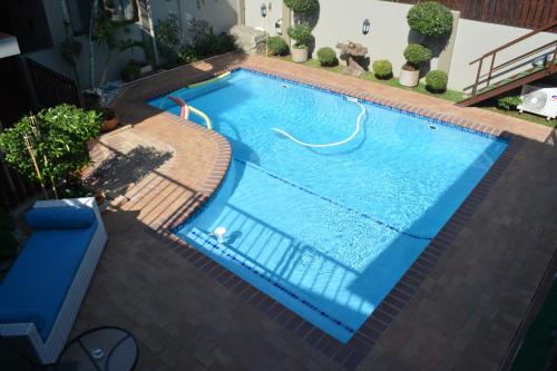 an overhead view of a large swimming pool at GuestHouse 1109 in Maputo