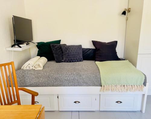 ein Bett mit Kissen darauf in einem Zimmer in der Unterkunft Studio 32 in Lund