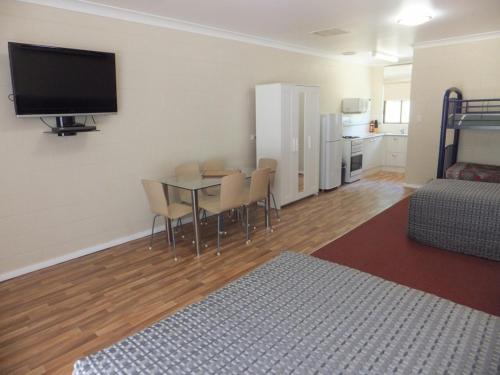 Η κουζίνα ή μικρή κουζίνα στο Nagambie Caravan Park & Motel