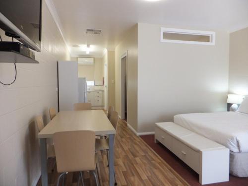 Ένα ή περισσότερα κρεβάτια σε δωμάτιο στο Nagambie Caravan Park & Motel