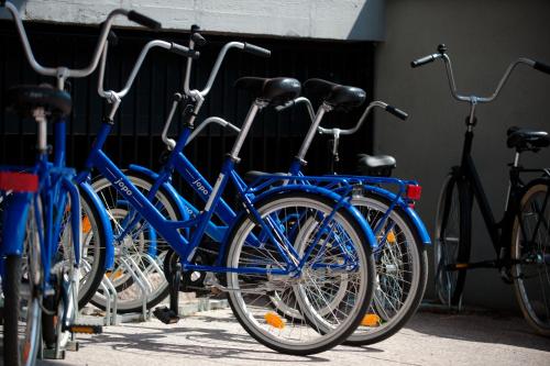 Vélo sur le terrain de l'établissement Hämeenkylän Kartano ou dans les environs
