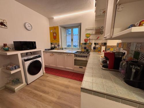 a kitchen with a washer and dryer in it at Lo Struzzo in Bagno di Romagna