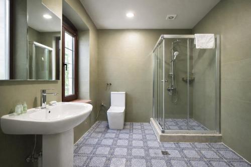 ein Badezimmer mit Waschbecken, Dusche und Toilette in der Unterkunft The Lantern Central Hotel in Baku