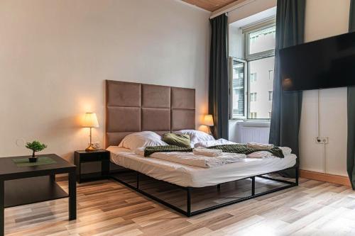 Comfy 2BR Apt Near U6 Station -Long Term Stay