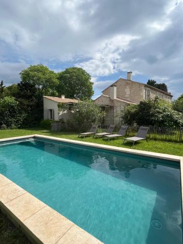 Le Mazet de la pointe dans les Alpilles avec piscine et jardin