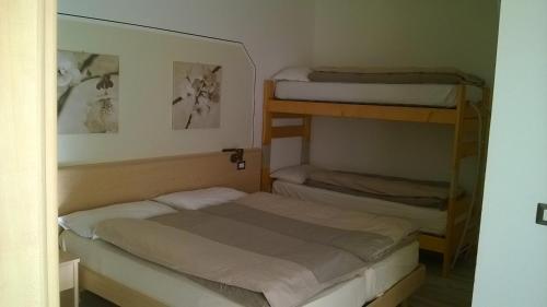 a room with two bunk beds and a mirror at Affittacamere Valle Dorizzo di Scavoni Paolo in Val Dorizzo
