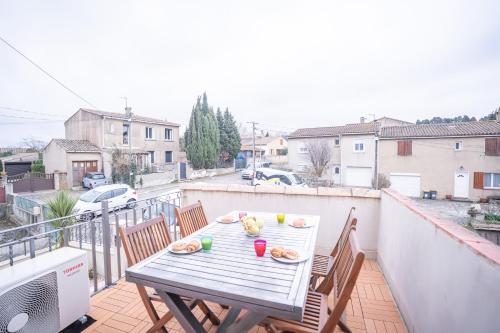 Terrasse et parking a 500m de la Cite AR