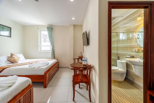 a hotel room with two beds and a bathroom at Khách Sạn Đồi Mây Đà Lạt in Da Lat