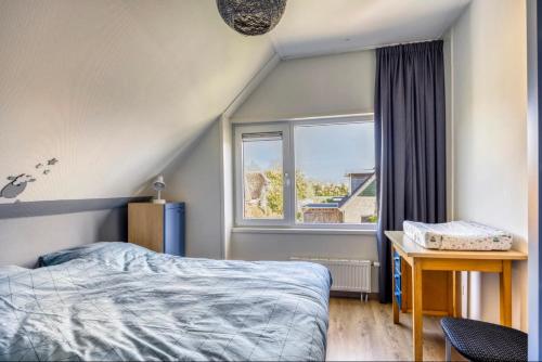 a bedroom with a bed and a window at Zonnehoek Terherne in Terherne
