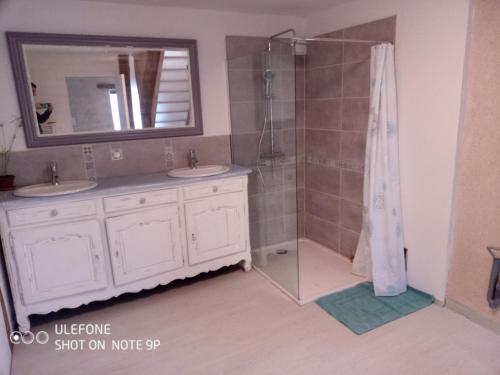 a bathroom with two sinks and a shower at Ti Forn - Les fours à pain in Dinéault