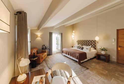 ein Hotelzimmer mit Bett, Tisch und Stühlen in der Unterkunft Hôtel La Dimora & Spa in Saint-Florent