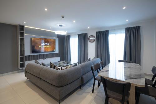 Modern 3-Bed, 3-Bath Executive Apartment at Bantree, Airport Residential