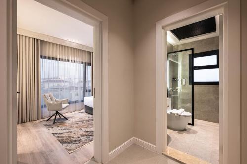 ein Badezimmer mit Toilette und ein Zimmer mit Fenster in der Unterkunft Karim Hotel in Dammam