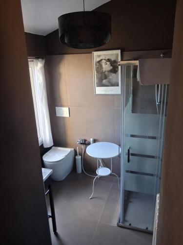 ein kleines Badezimmer mit Toilette und Waschbecken in der Unterkunft Bb Casolara2 in San Giovanni