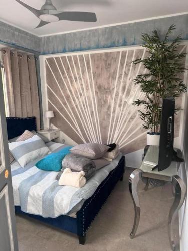 a bedroom with a bed and a desk with a computer at Sea views-Balcony-Sleeps 6-Parking-AirCon Heating in Daimuz