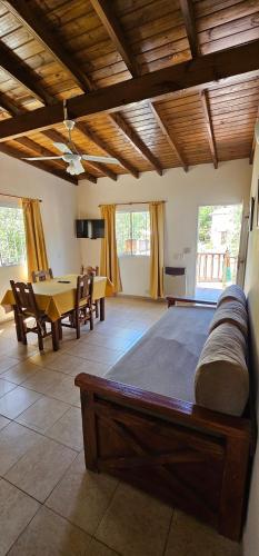 a bedroom with a bed and a dining room with a table at Dúplex Resolana Apartamentos con Servicios in Valeria del Mar