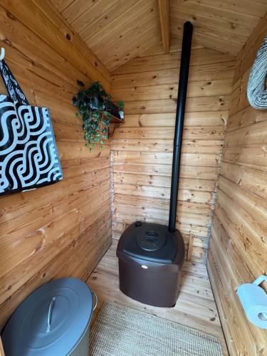 a sauna with a stove in a wooden cabin at Viihtyisä hirsimökki Venturissa in Siurlahti