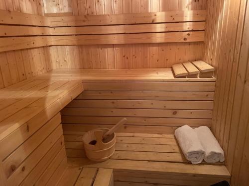 a wooden sauna with two towels and a bucket at K Zastavce 557 in Kovářská
