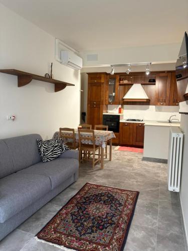 ein Wohnzimmer mit Sofa und Tisch in der Unterkunft Da Mingo in Rosciano