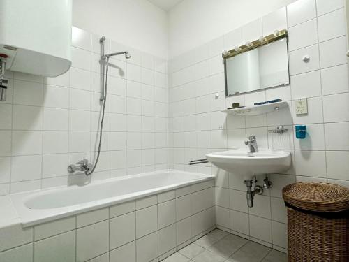 Near Rathaus - 5 Min to Center - Fast Wi-Fi