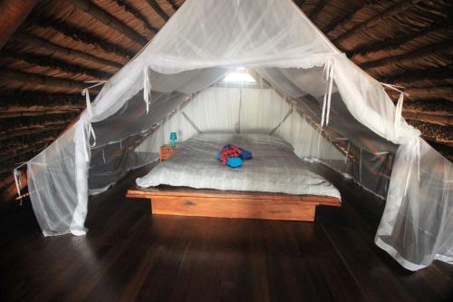a bedroom with a bed in a tent at Cottage sur la mer in Vilanculos
