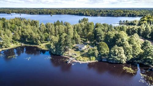 an aerial view of a house on an island in a lake at Ferienhaus Valle-Sjötomt Borshult in Diö