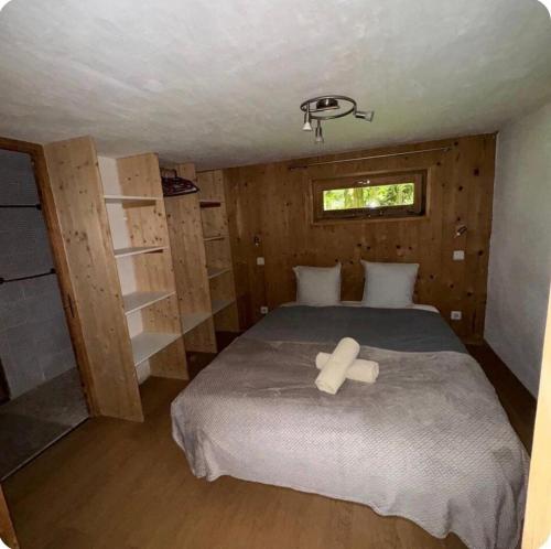 Llit o llits en una habitació de petit chalet