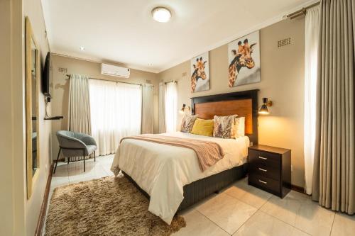 Llit o llits en una habitació de Jabula Homes