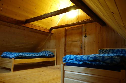 Poschodová posteľ alebo postele v izbe v ubytovaní MausHaus
