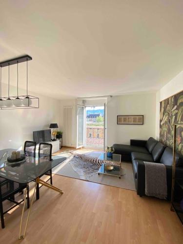 Gemini Zurich Apartment 4B - Downtown 2BR Deluxe Apt